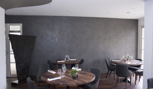 Stuc à la chaux gris anthracite, enduit décoratif naturel brillant, décoration intérieure, restaurant l’Allium Quimper, Finistère, Bretagne
