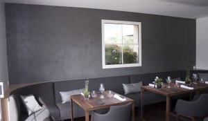 Stuc à la chaux gris anthracite, enduit décoratif naturel brillant, décoration intérieure, restaurant l’Allium Quimper, Finistère, Bretagne