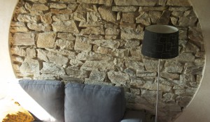 Enduit chaux et chanvre, effusivité thermique, rond ouvert sur pierres apparentes, épaisseur 4 cm, beige, décoration rénovation intérieure, Bretagne Finistère Quimper