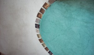 Tadelakt traditionnel à la chaux de Marrakech, vert bleuté, enduit naturel résistant à l’eau, plan vasque, Bretagne, Quimperlé