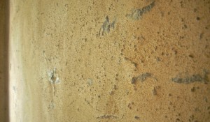 Enduit à la chaux intérieur, à pierres vues, sable de radenac, couleur du sable beige, pierres affleurantes, enduit minéral intérieur, Bretagne, Morbihan