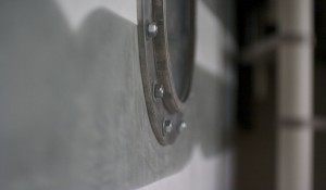 Détail d’un décor dans un couloir, enduit naturel à la chaux, vert bronze et blanc, stuc irisé, projet personnalisé, Bretagne, Finistère, Quimperlé