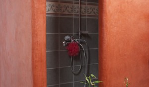 Enduit traditionnel tadelakt ocre rouge, douche, résistant à l’eau, enduit naturel décoratif, chaux de Marrakech, Bretagne, Morbihan