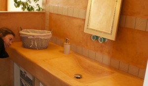 Enduit traditionnel tadelakt ocre havane, salles de bains, douche, résistant à l’eau, enduit naturel décoratif, chaux de Marrakech, création d’une vasque, Bretagne, Morbihan