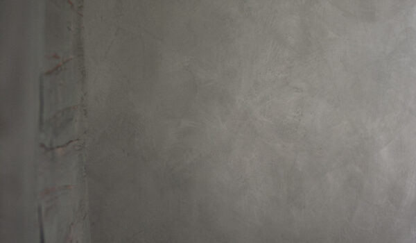 Stuc à la chaux gris anthracite, enduit décoratif naturel brillant, décoration intérieure, restaurant l'Allium Quimper, Finistère, Bretagne