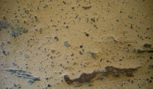 Enduit à la chaux intérieur, à pierres vues, sable de radenac, couleur du sable beige, pierres affleurantes, enduit minéral intérieur, Bretagne, Morbihan
