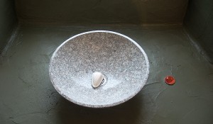 En cours de travail, Tadelakt traditionnel à la chaux de Marrakech, vert bronze, enduit naturel résistant à l’eau, plan vasque, Bretagne, Morbihan