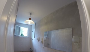 Enduit fin chaux et sable terre de Cassel, salle de bain, rénovation, support plâtre, Bretagne Quimper
