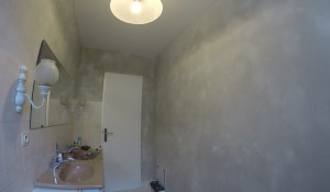 Enduit fin chaux et sable terre de Cassel, salle de bain, rénovation, support plâtre, Bretagne Quimper