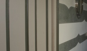 Décor dans un couloir, enduit naturel à la chaux, vert bronze et blanc, stuc irisé, projet personnalisé, Bretagne, Finistère, Quimperlé