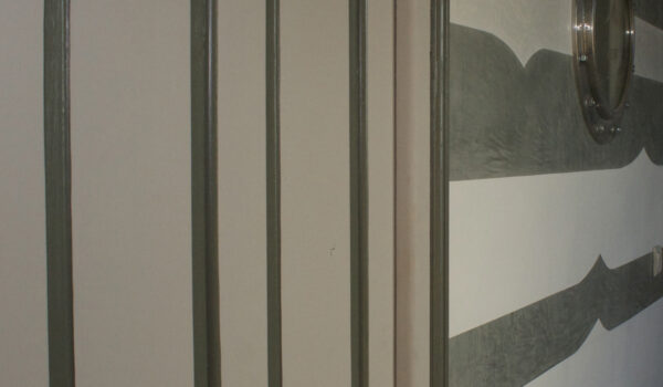 Décor dans un couloir, enduit naturel à la chaux, vert bronze et blanc, stuc irisé, projet personnalisé, Bretagne, Finistère, Quimperlé