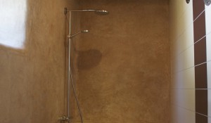 Tadelakt ombre calcinée, enduit résistant à l’eau, douche, salles de bain, finition douce, brillante, enduit naturel traditionnel, Bretagne, Melgven