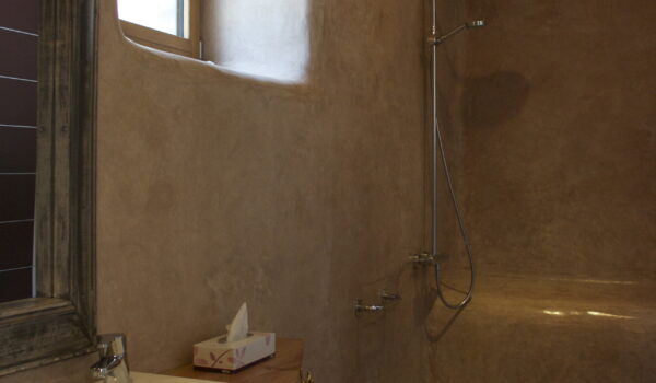 Tadelakt ombre calcinée, enduit résistant à l'eau, douche, salles de bain, finition douce, brillante, enduit naturel traditionnel, Bretagne, Melgven