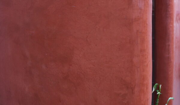 Enduit traditionnel tadelakt ocre rouge, douche, résistant à l'eau, enduit naturel décoratif, chaux de Marrakech, Bretagne, Morbihan