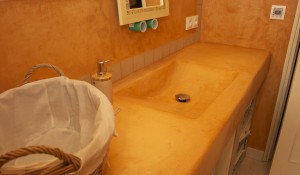 Enduit traditionnel tadelakt ocre havane, salles de bains, douche, résistant à l’eau, enduit naturel décoratif, chaux de Marrakech, création d’une vasque, Bretagne, Morbihan