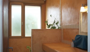 Enduit traditionnel tadelakt ocre havane, salles de bains, douche, résistant à l’eau, enduit naturel décoratif, chaux de Marrakech, Bretagne, Morbihan