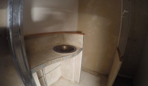 Avant: préparation des murs pour enduit tadelakt sur plan vasque et zone douche, enduit traditionnel à la chaux, Centre-Bretagne, Mellionnec