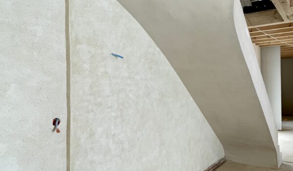 Sous l'escalier