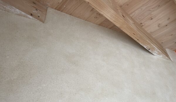 Détail de la finition contre le plancher